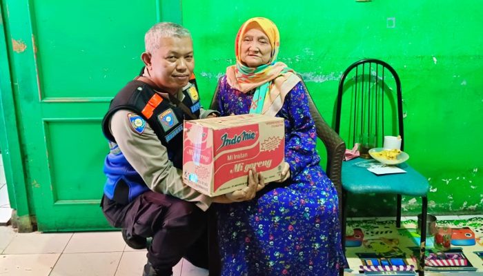 Peduli Terhadap Sesama, Bhabinkamtibmas Polsek Astanaanyar Berikan Bantuan Kepada Warga Kurang Mampu