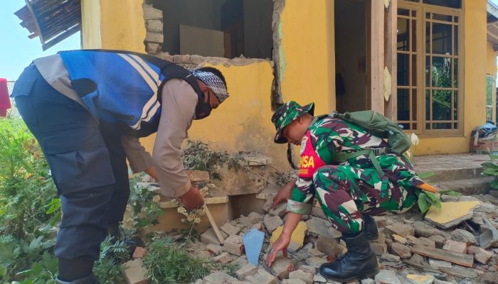 Sinergitas TNI-POLRI Pasca Gempa Bumi di Pasirwangi