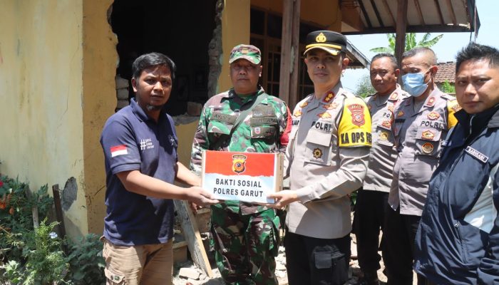 Kapolres Garut Salurkan Bantuan Sembako Kepada Korban Gempa