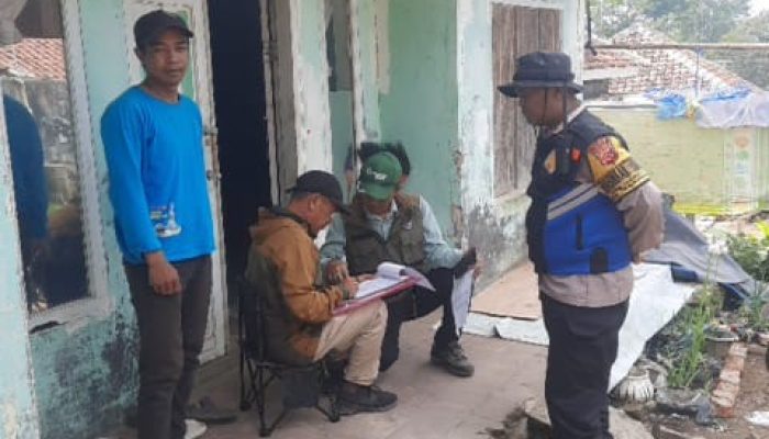 Polres Garut Dampingi Pendataan Dan Penilaian Kerusakan Rumah