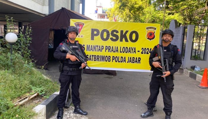 PENGAMANAN KPU DAN BAWASLU PROVINSI JABAR JELANG PENGUNDIAN NOMER URUT PASLON OLEH SAT BRIMOB POLDA JABAR