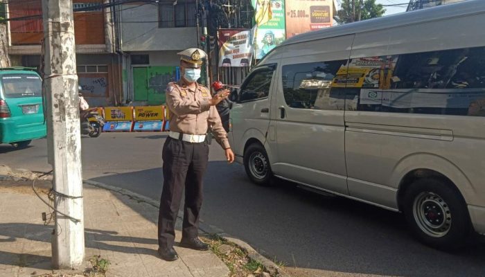 Bantu Masyarakat Pengguna Jalan Sore Hari Personel Unit Lantas Polsek Andir Laksanakan Pengaturan Arus Lalulintas