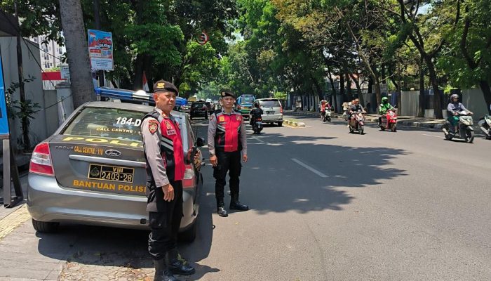 Pengaturan dan Pemantauan Arus Lalulintas di Beberapa Titik Rawan Macet Siang Hari Oleh Personel QR Unit Samapta Polsek Andir Lakukan