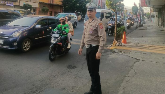 Personel Unit Lantas Polsek Andir Lakukan Pelayanan Pagi Pengaturan Lalin di Beberapa Titik Rawan Macet Wilayah Andir Secara Serentak