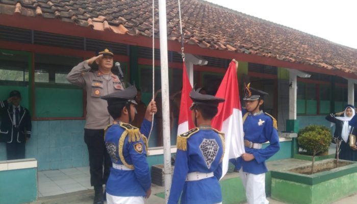 Kapolsek Wanaraja Pimpin Upacara Bendera di SMPN 1 Wanaraja, Berikan Motivasi kepada Pelajar