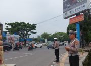 Personil Unit lantas dan Unit Samapta Polsek Cinambo melaksanakan kegiatan rutin pelayanan masyarakat berupa pengaturan lalulintas siang hari