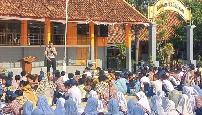 Satlantas Polres Garut Laksanakan Program Police Go To School Di SMPN 6 Garut