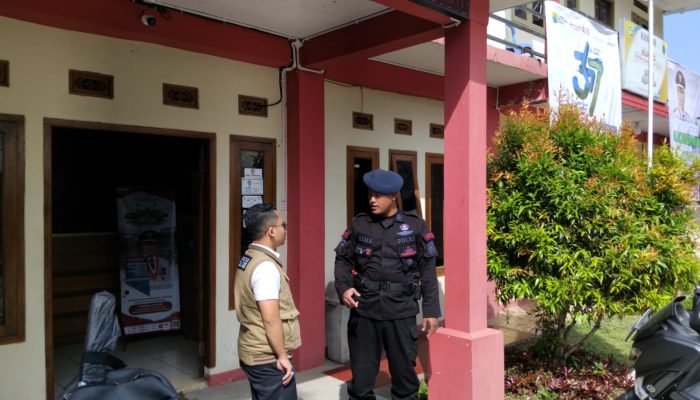 Patroli Dialogis, Brimob Jabar  Sampaikan Himbauan Kamtibmas di Kantor Desa