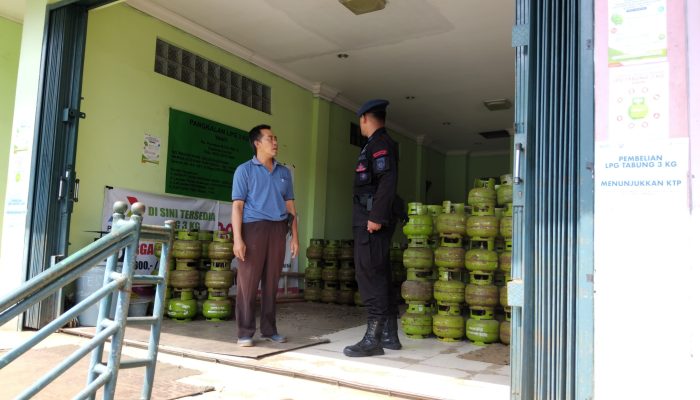 Cek Keterangan Gas Elpiji, Brimob Jabar Lakukan Patroli Ketahanan Pangan di Agen Gas Cipanas 