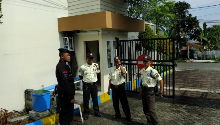 Anggota Brimob Polda Jabar Lakukan Patroli Dialogis dengan Masyarakat di Perumahan Permata Gadog 