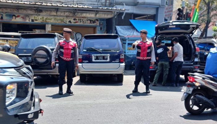 Antisipasi Gangguan Kamseltibcarlantas, Personil Unit Samapta Polsek Astanaanyar Laksanakan Gatur di Daerah Padat Aktivitas Masyarakat