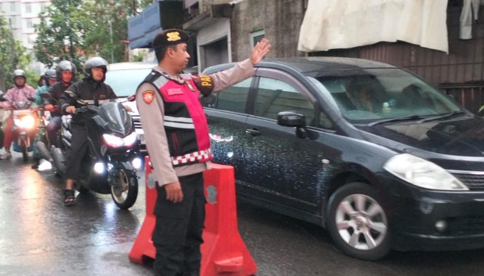 Personel Samapta Polsek Bandung Kidul bersama Kanit Binmas melaksanakan pengaturan di Terowongan Cikalimati