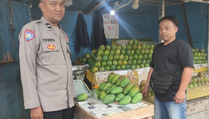 Jaga Kondusifitas Wilayah Bhabinkamtibmas melaksanakan Patroli Dialogis kepada Pedagang