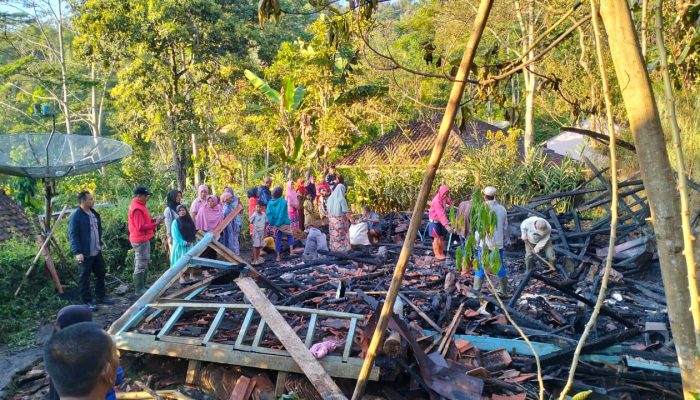 Polsek Banjarwangi Cek Kebakaran Satu Unit Rumah Panggung