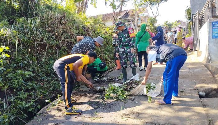 Sinergitas TNI – Polri Polsek Cilawu Bersama Koramil 1114 Lakukan Kegiatan Jumat Bersih