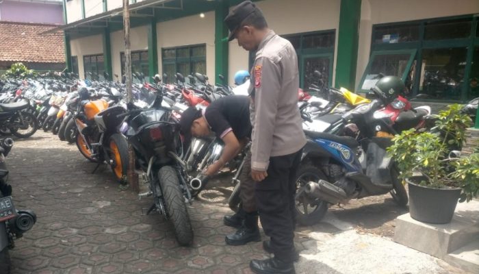 Polsek Leles Polres Garut melaksanakan operasi penertiban kenalpot Brong