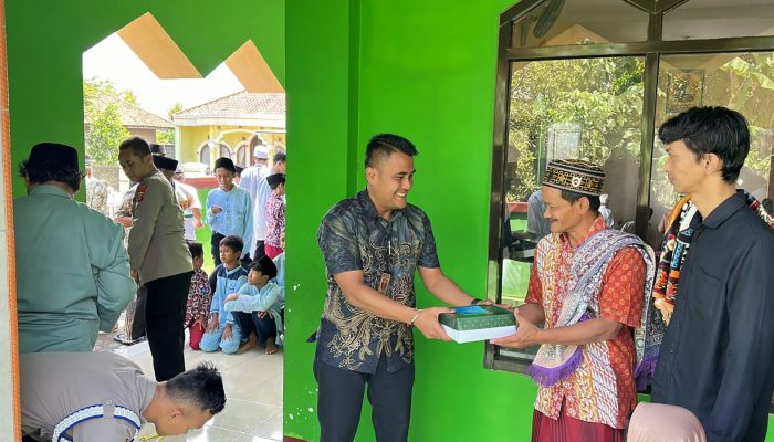 Jum’ at Berkah Bid Propam Polda Jabar di Masjid Jami Al-Barokah Kampung Haurcucuk, Kelurahan Sumbersari, Kecamatan Ciparay Kabupaten Bandung