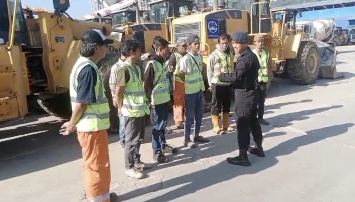 Patroli Sambang Brimob Jabar kepada Pekerja KCIC Plered Purwakarta Tentang Pentingnya Menjaga Harkamtibmas