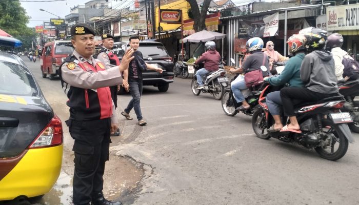 Personil Polsek Bandung Kulon giat Yanmas sore hari Pengaturan Lalulintas