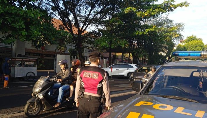 Jajaran QR Samapta Polsek Andir Lakukan Pelayanan Pagi Pengaturan Lalin di Beberapa Titik Rawan Macet Wilayah Andir Secara Serentak