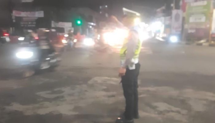 Cegah Kemacetan Polsek Kiaracondong Lakukan Pengaturan Di Malam Hari