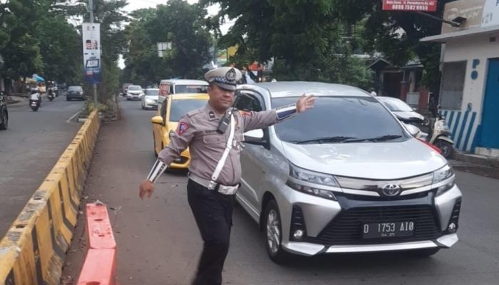 Cegah Kemacetan Polsek Kiaracondong Lakukan Pengaturan Di Sore Hari