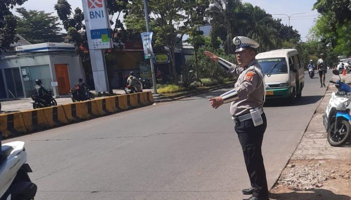 Cegah Kemacetan Polsek Kiaracondong Lakukan Pengaturan Di Siang Hari