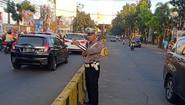 Cegah Kemacetan Polsek Kiaracondong Lakukan Pengaturan Di Pagi Hari