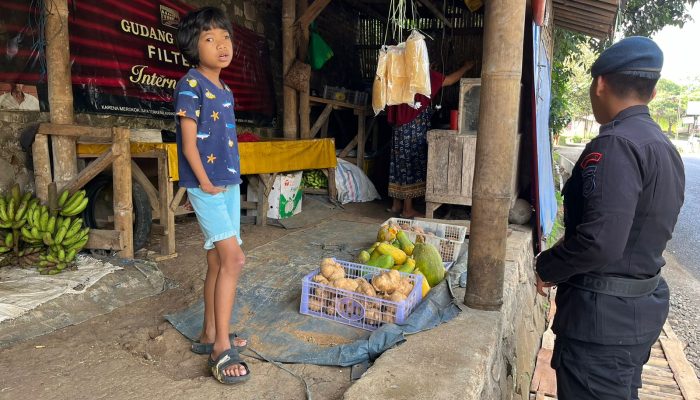 Anggota Brimob Berikan Himbauan Kepada Pemilik Warung  Desa Pasir Batang 