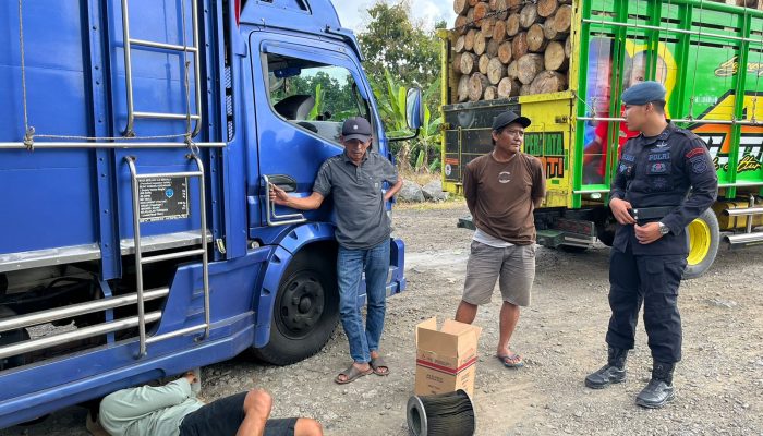 Anggota Brimob Berikan Himbauan Kepada Pengemudi Kendaraan Berat