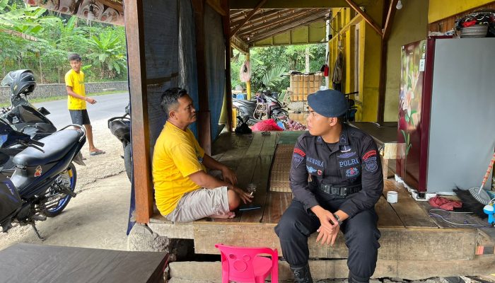 Himbauan Kamtibmas Anggota Brimob Kepada Pemilik Warung Desa Pasir Batang 