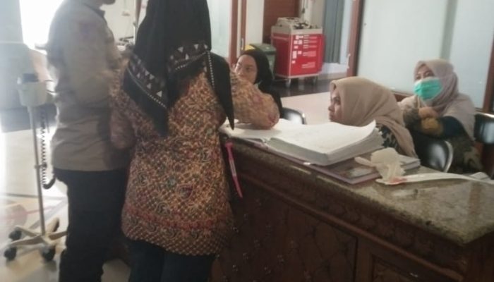 Angota Polsek Malangbong Antar Warga Sakit Sebagai Bentuk Kepedulian