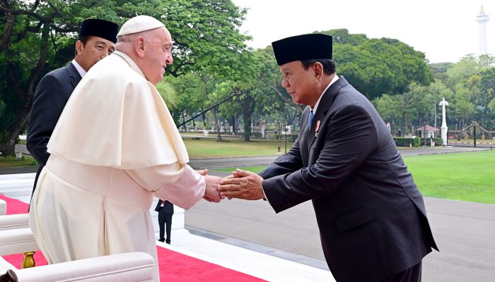 MENHAN PRABOWO DAMPINGI PRESIDEN JOKO WIDODO DALAM KUNJUNGAN PAUS FRANSISKUS DI ISTANA MERDEKA