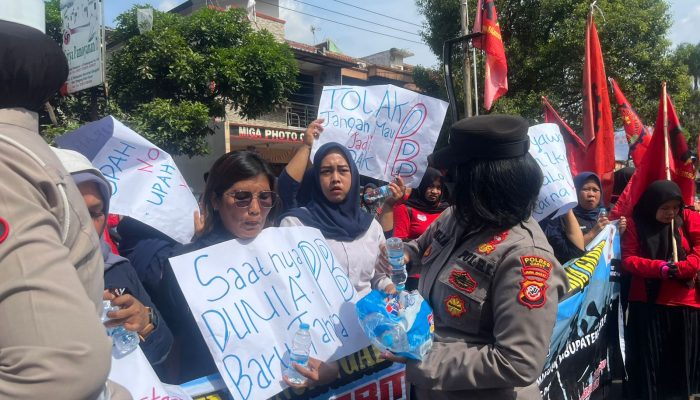 Humanis Dalam Pengamanan Unras, Polisi Bagikan Air Minum