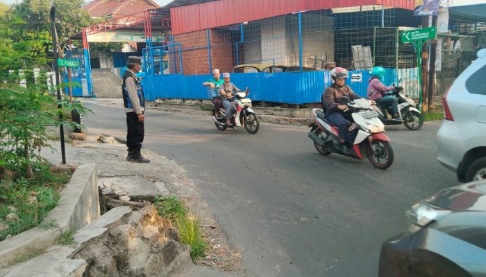 Antisipasi Kemacetan pagi Personil Unit Binmas Polsek Arcamanik Melaksanakan Penjagaan Pengaturan Arus Lalin