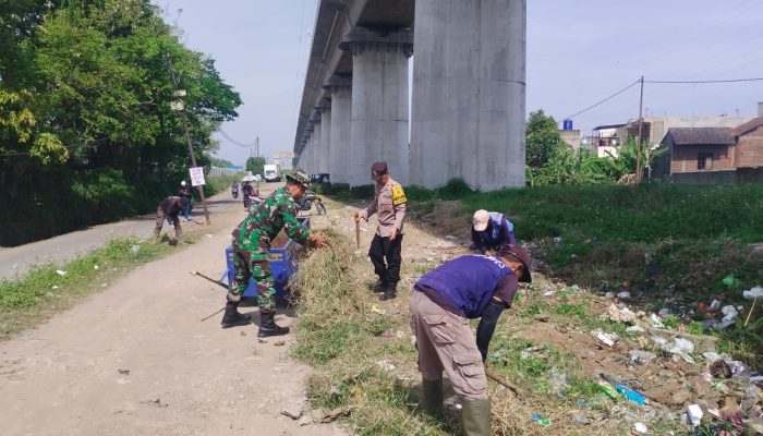 TNI POLRI dan Warga Melaksanakan Kerja Bakti Bersama