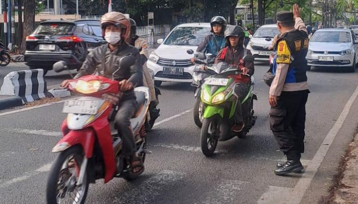 Rutinitas Bhabinkamtibmas Polsek Sukajadi Polrestabes Bandung Sambut Kedatangan Siswa di Pintu Gerbang Sekolah Dengan Yanmas Pagi