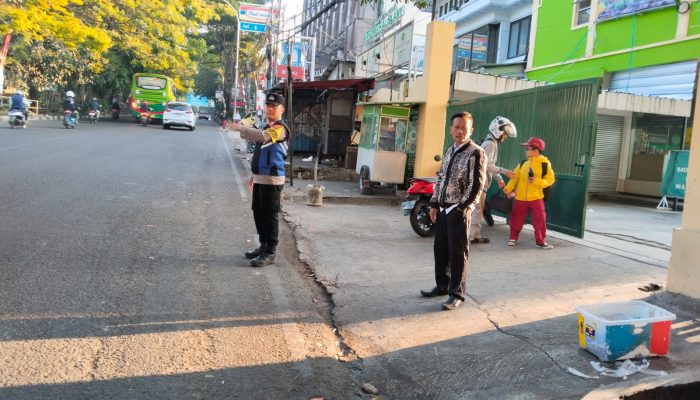 Gatur Depan Sekolah, Bhabinkamtibmas Polsek Sukajadi lakukan Yanmas Pagi Secara Rutin