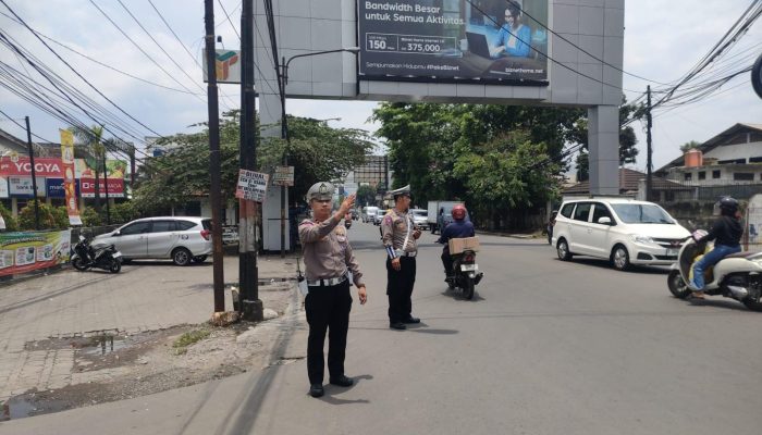 Pastikan Arus Lalulintas Lancar, Unit Lantas Polsek Babakan Ciparay Laksanakan Pengaturan Arus Lalulintas