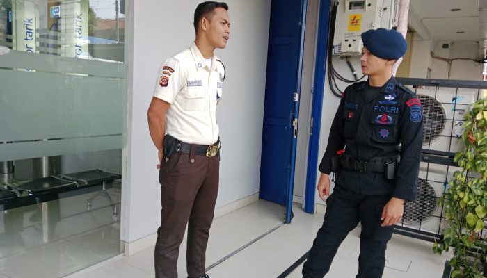 Anggota Brimob Sambangi Bank BCA di Cipanas Kab Cianjur 