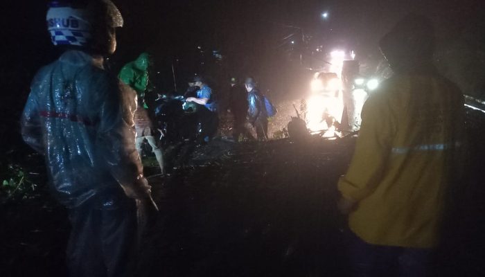 Polsek Caringin Bersama Warga Evakuasi Pohon Tumbang