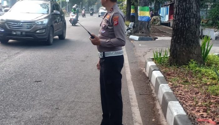 Anggota Polsek Bandung Wetan melaksanakan kegiatan pengaturan lalu lintas di wilayah Polsek Bandung Wetan