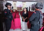 Berikan Rasa Aman, Brimob Jabar Patroli Harkamtibmas Ke Gereja