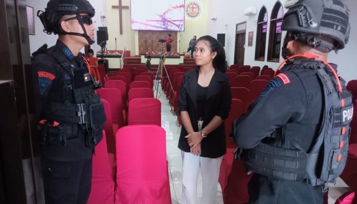 Berikan Rasa Aman, Brimob Jabar Patroli Harkamtibmas Ke Gereja