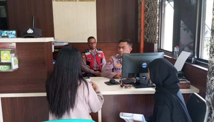 Sentra Pelayanan Kepolisian Terpadu Polsek Andir Melaksanakan Pelayanan Kepada Masyarakat Yang Membutuhkan