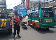 Bantu Urai Kemacetan Siang Hari Personel QR Unit Samapta Polsek Andir Lakukan Pengaturan dan Rekayasa Lalulintas