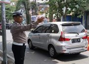 Bantu Urai Kemacetan Siang Hari Personel Unit Lantas Polsek Andir Lakukan Pengaturan dan Rekayasa Lalulintas