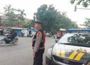 Bantu Masyarakat Pengguna Jalan Jajaran QR Samapta Polsek Andir Lakukan Pelayanan Pagi Dengan Pengaturan Arus Lalin di Beberapa Titik Rawan Macet