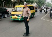 Bantu Masyarakat Pengguna Jalan Unit Lantas Polsek Andir Lakukan Pelayanan Pagi Dengan Pengaturan Arus Lalin di Beberapa Titik Rawan Macet