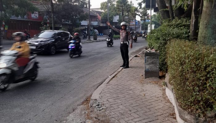 Ciptakan Kamseltibcar Lantas,Unit Lalu lintas Polsek Bandung Kidul Melaksanakan Pengaturan lalu lintas di 3 titik Rawan Macet